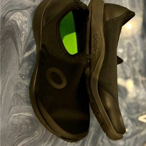 Women's OOmg Sport Low Shoe - Black.  Size 8.5